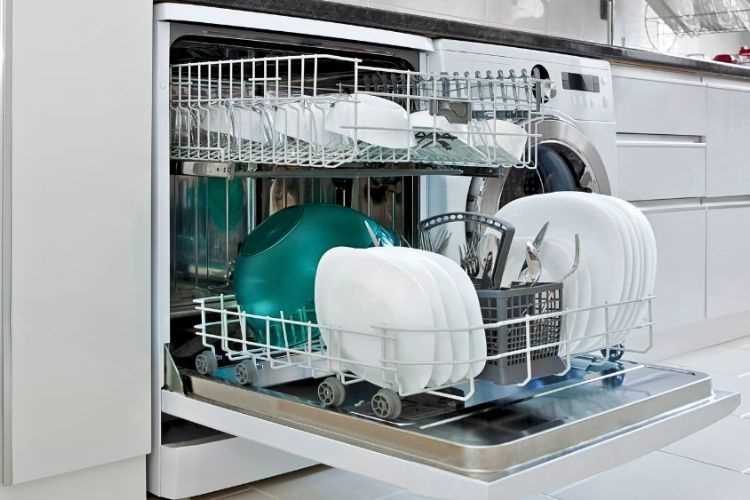 Máy rửa bát Bosch có tốn nước hơn rửa tay?